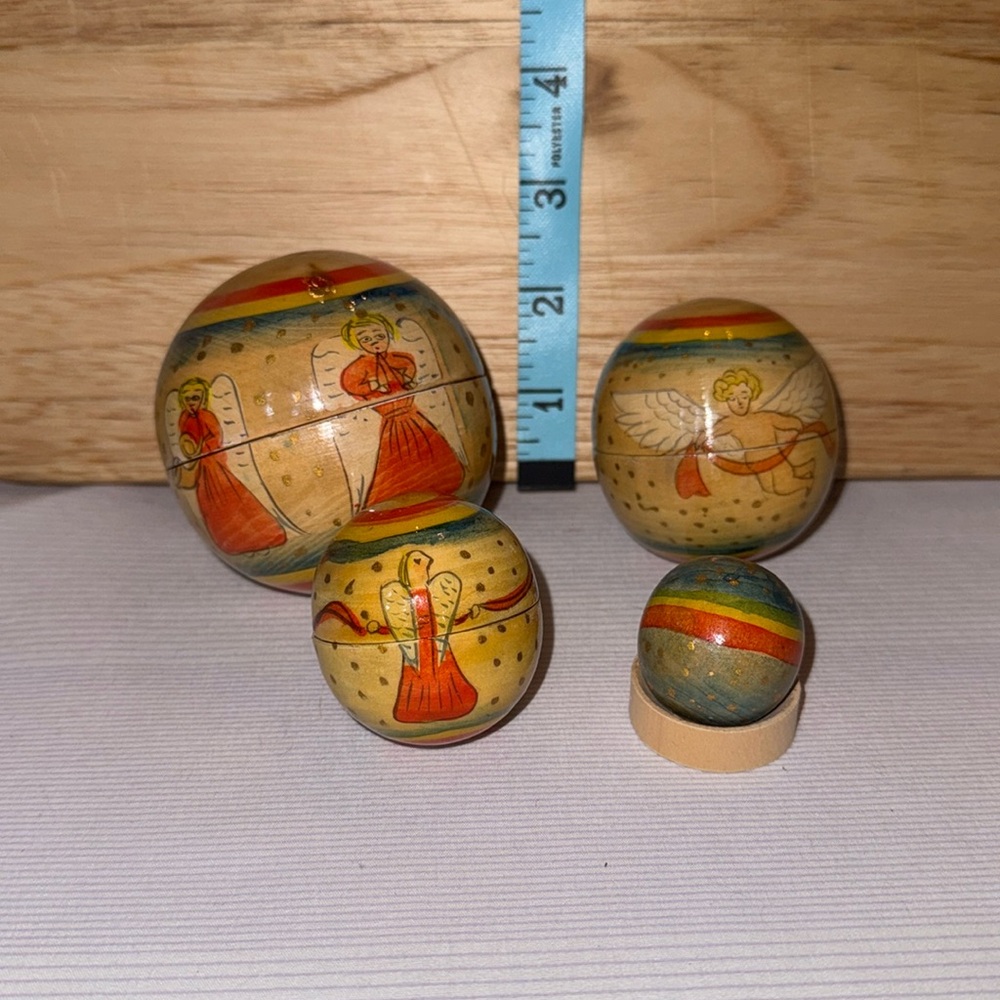 🐈⬛ Vintage Old world angles Wooden Hand Painted Nesting Spheres ornament stand